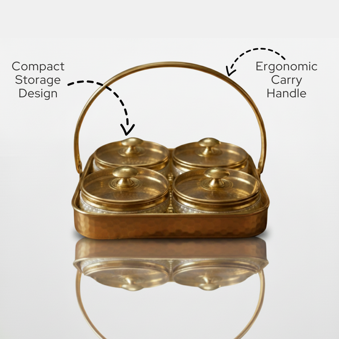 पिट्टल कैंडी/नट्स का सेट जिसमें 4 कटोरियां और हैंडल वाली ट्रे शामिल है।